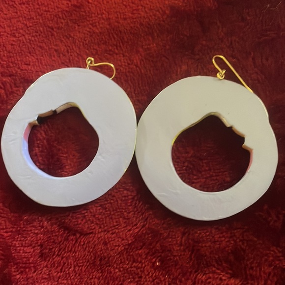 Wooden painted parrot hoop earring vibrant vintage - Picture 3 of 3